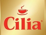 Après l'avoir filtré, Cilia accessoirise le thé