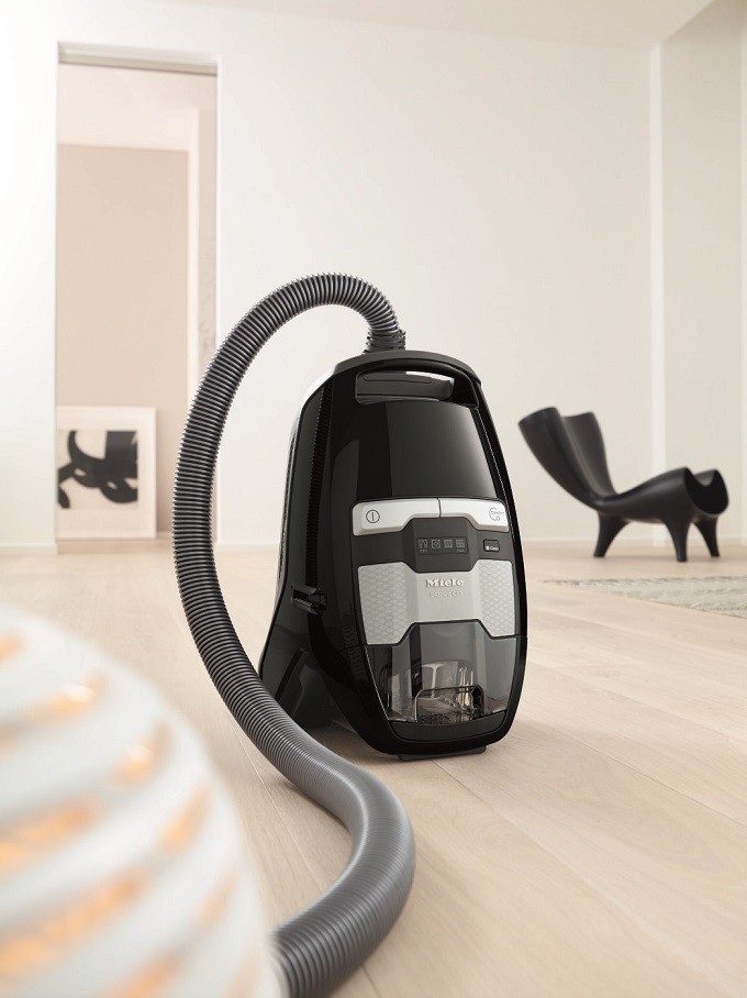 Miele réinvente l’aspirateur sans sac avec le Blizzard CX1