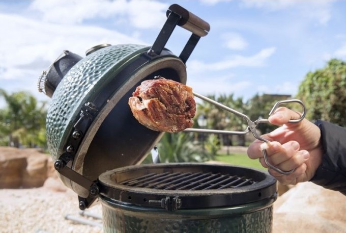 Big Green Egg, le barbecue qui ressemble à un œuf et qui peut cuire un boeuf