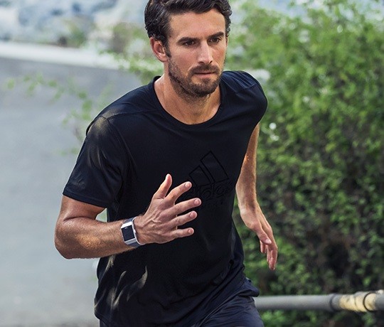 Fitbit Ionic édition Adidas, trois bandes pour un bracelet