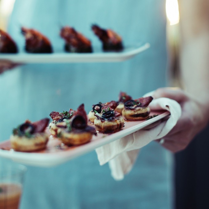 Aperitivo par Emile Henry, le plat pour cuire et servir tapas et bouchées