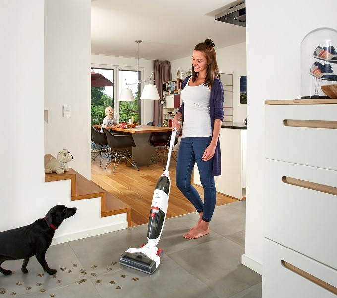 Aspirateur qui aspire et lave le sol