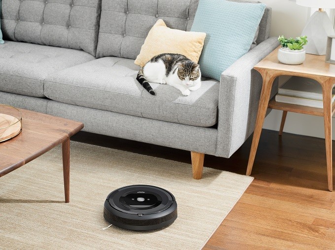 iRobot Roomba e5, le robot connecté qui aspire, assainit et adore les animaux