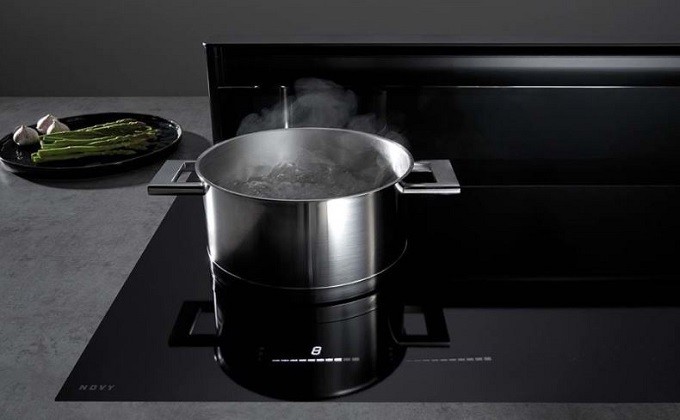 Novy Panorama,  une table de cuisson avec une hotte qui se montre à la hauteur