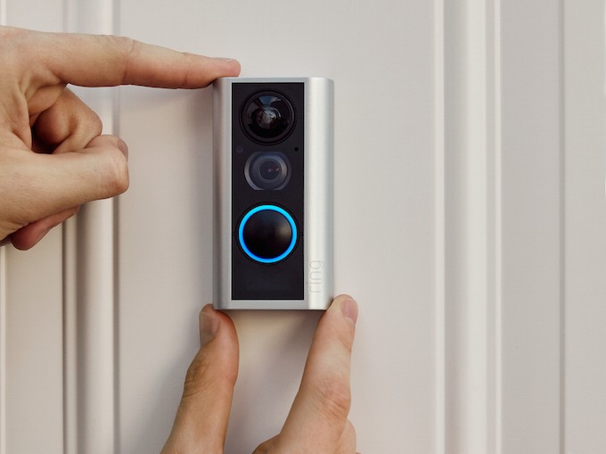 Ring Door View Cam, un portier vidéo complet, sans fil à la patte