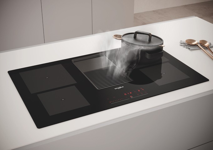 Whirlpool WVH92K, une table de cuisson avec hotte intégrée pour la W Collection