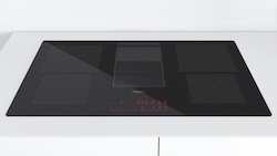 Whirlpool WVH92K, une table de cuisson avec hotte intégrée pour la W Collection