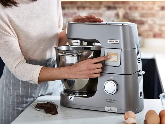 Kenwood Titanium Chef Pâtissier XL, un robot qui pâtisse, pèse et chauffe