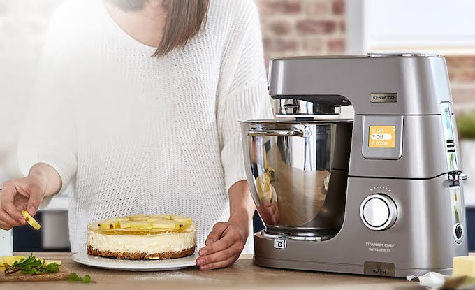 Kenwood Titanium Chef Pâtissier XL, un robot qui pâtisse, pèse et chauffe