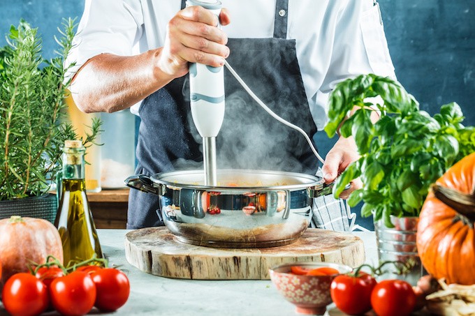 Le mixeur plongeant, un appareil qui sait se rendre indispensable en cuisine