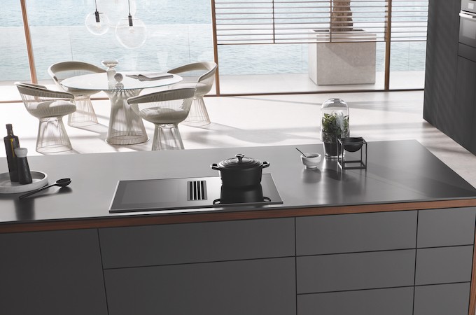 Miele KMDA 7476 FR, une grande table de cuisson ventilée ultra flexible