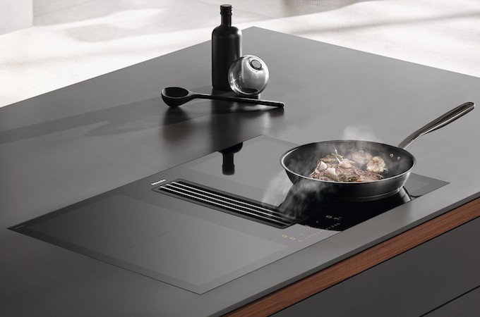 Miele KMDA 7476 FR, une grande table de cuisson ventilée ultra flexible