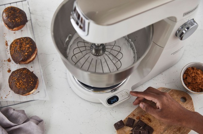 Kenwood Titanium Chef Baker, un robot pâtissier prêt à évoluer et personnalisable