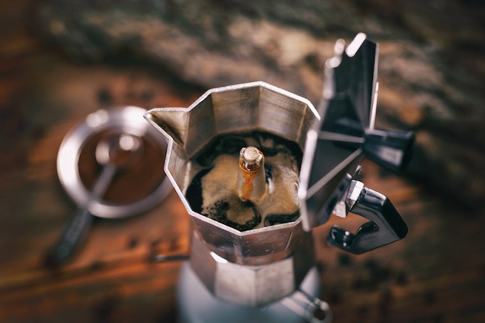 Cafetière italienne ou à piston, pour faire son café  en prenant et remontant  le temps