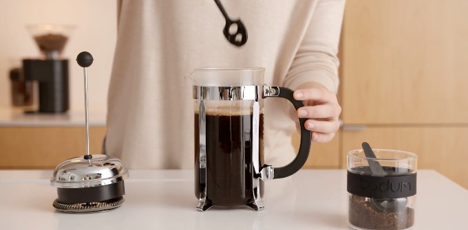 Cafetière italienne ou à piston, pour faire son café  en prenant et remontant  le temps