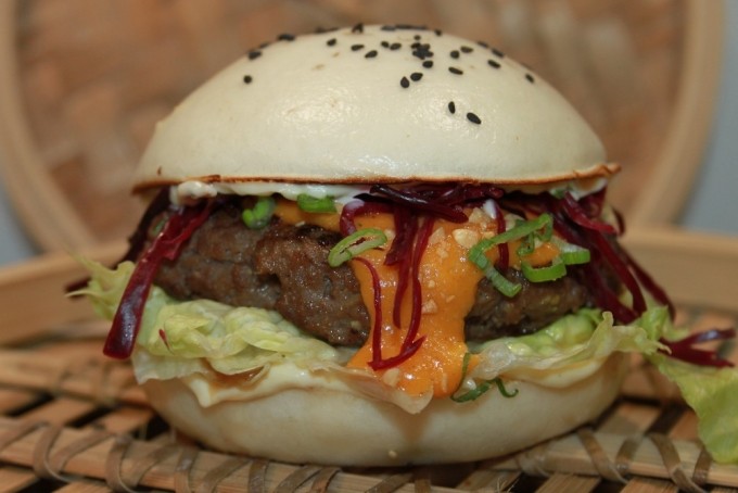 Christophe Boyer et le Beef Xa Bao aux saveurs vietnamiennes remportent la coupe de France du Burger 2022