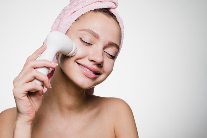 Comment choisir sa brosse nettoyante électrique pour le visage ?