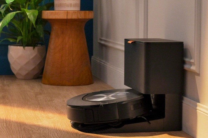 iRobot Roomba Combo j7+, un robot aspirateur laveur avec serpillère entièrement rétractable