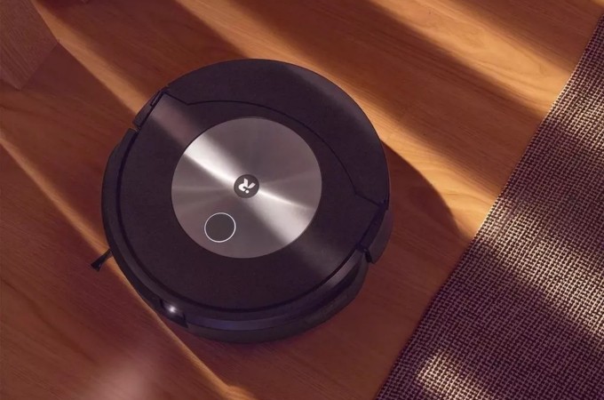 iRobot Roomba Combo j7+, un robot aspirateur laveur avec serpillère entièrement rétractable