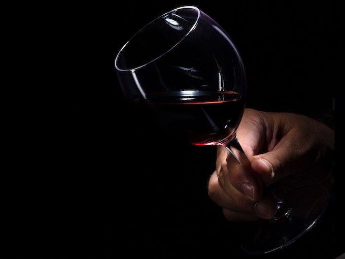 Si vous voulez déguster comme un pro, apprenez à tenir votre verre de vin
