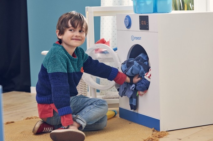 Tâches ménagères : impliquer les enfants par le jeu pour ancrer la notion de parité