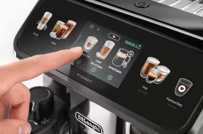 Eletta Explore De’Longhi, l’expresso broyeur qui sublime le chaud et le froid