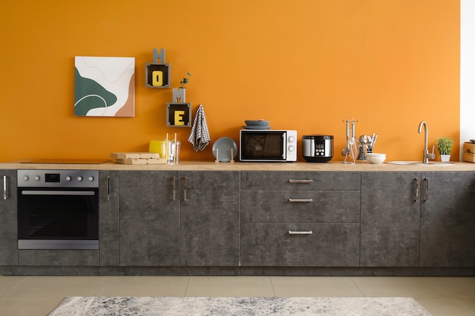 Tendance couleur : une cuisine entre gris sombre et éclats d'orange
