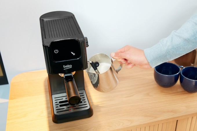 Design et compacité pour les nouvelles machines expresso manuelles de  Beko